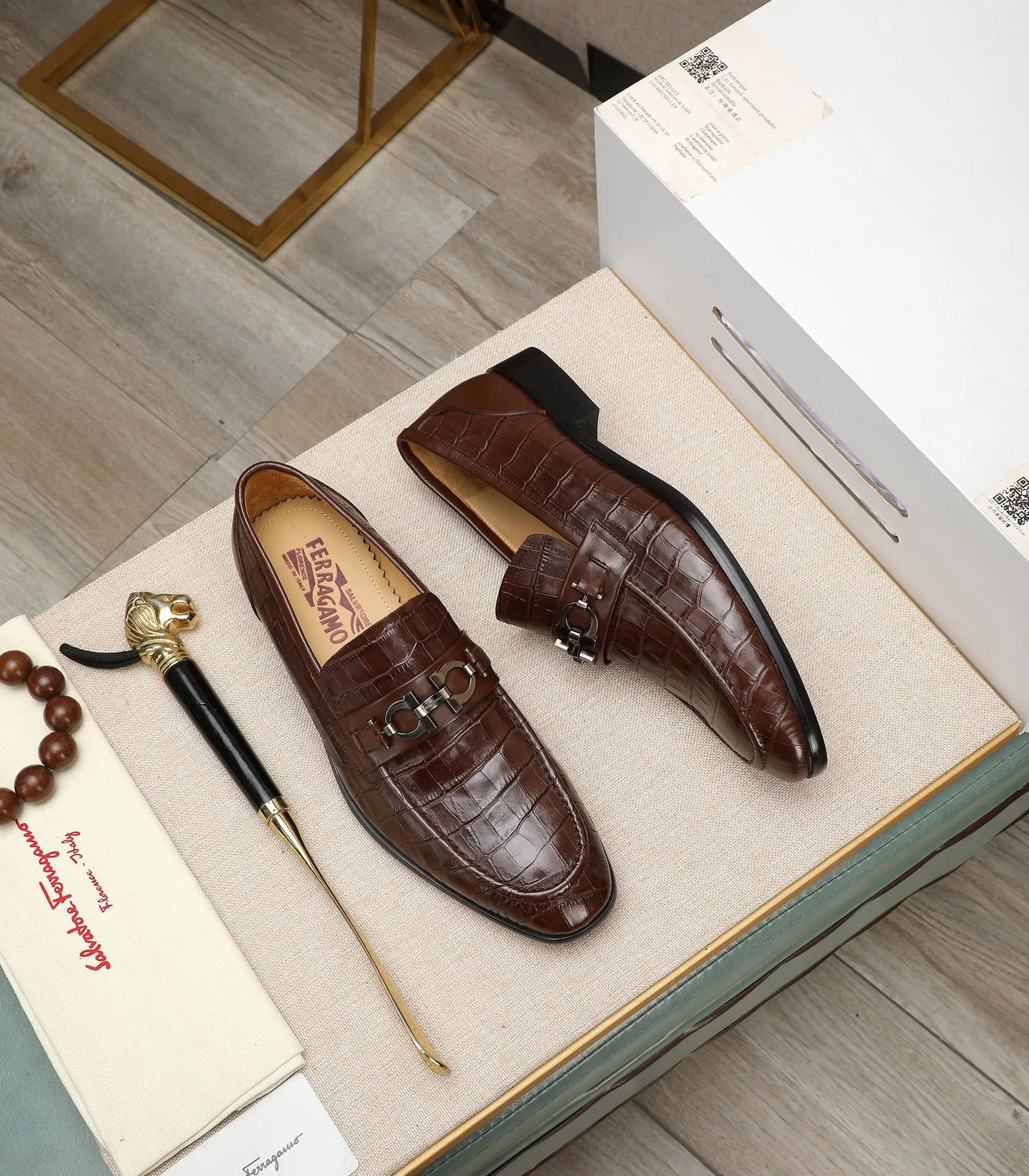 Men's shoes 💰540📛📛(water-dyed cowhide) Salvatore Ferragamo high-end (Salvatore Ferragamo) is the world's top luxury footwear brand. It comes from the fashion kingdom of Italy and is famous all over the world for its traditional handmade design and novel styles...🚶🏻🚶🏻New suit shoes are available simultaneously at the counter. This model is purely handmade. The fabric is imported from Italy's original first-layer cowhide. Soft water-dyed cowhide lining. Original authentic outsole🌀🌀Size: 38➖44 (45 customized)